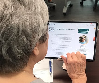 Personne aînée utilisant l'outil EmiliA du LIPPA