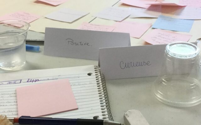 Image de la page d'accueil du LIPPA - Des papiers et des notes sur une table, où l'on voit les mots "Positive" et "Curieuse".